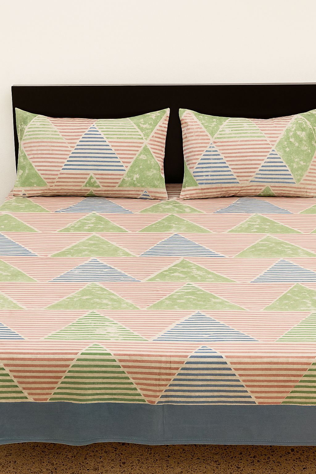 Pastel Triangle Print Cotton Double Bedsheet Set – Soft Green, Blue & Pink with Pillow Covers